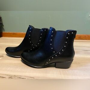 Size 6, Esprit ankle boot.